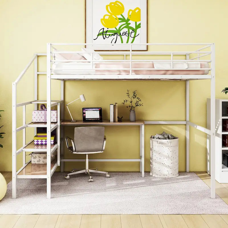 Cama alta contemporánea de metal con escritorio, escalera y barandillas | Diseño que ahorra espacio